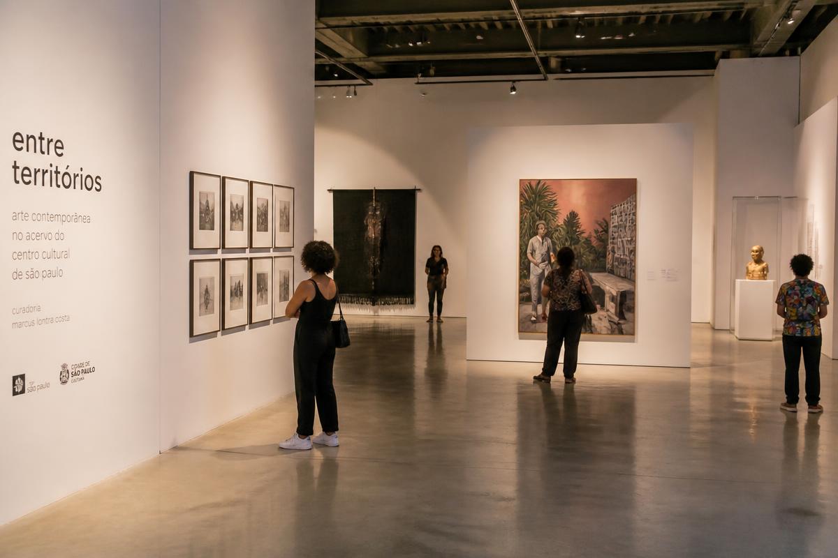 Sala de exposição de arte contemporânea com visitantes